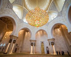 Interiér mešity bin Zayeda v Abú Dhabí