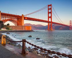 Most Golden Gate s mořem v popředí