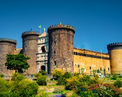 Středověký hrad Castel Nuovo v Neapoli