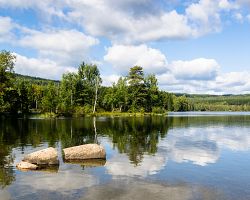 Lesní jezero v oblasti Nordmarka