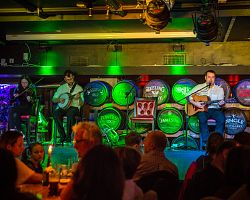 Živá hudba, drink a zábava – to je správný irský večer