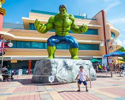 Zkuste si změřit síly s Hulkem jako náš malý cestovatel…