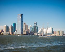 Výhled na Manhattan při plavbě k soše Svobody