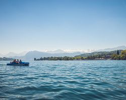 Naši cestovatelé si užívají Luzernské jezero na šlapadle