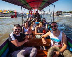 Naši cestovatelé při plavbě loďkou po řece Chao Phraya v Bangkoku