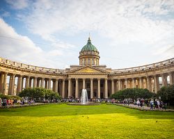 Klasicistní Kazaňská katedrála je druhým nejimpozantnějším chrámem Petrohradu