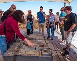 Průvodkyně Dáša popisuje rozložení pevnosti Masada našim cestovatelům