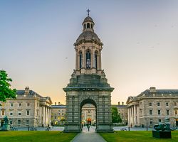 Park dublinské univerzity Trinity College v blízkosti národní galerie