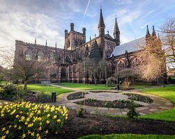Rozkvetlá zahrada u katedrály v Chesteru