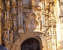 Detail manuelinské brány kláštera Řádu Kristova v Tomaru