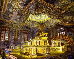 Impozantně nasvícený interiér hrobky Khai Dinhe v Hue