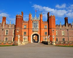 Krásné průčelí tudorovského sídla Hampton Court