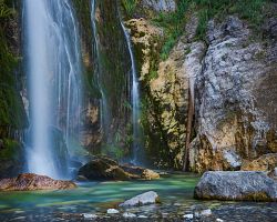 Průzračný vodopád v národním parku Thethi