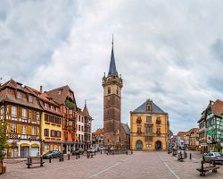 Náměstí alsaského města Obernai dominuje věž Kapellturm
