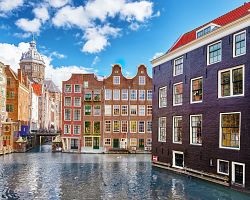 Nábřeží Amsterdamu, kterému se říká „Benátky na severu“