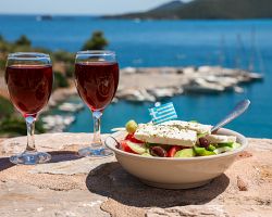 Tradiční řecký salát s vínem
