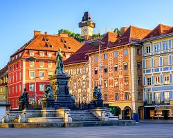 Hlavní náměstí města Graz s krásnou budovou radnice