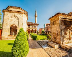 Zahrada plná zeleně u malované mešity v Tetovu