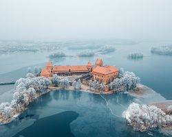 Zimní pohled na hrad Trakai
