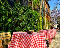 Útulné kavárny ve čtvrti na kopci Pierre Loti v Istanbulu