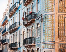 Domy v portugalsku jsou zdobeny malovanými kachličkami - azulejos