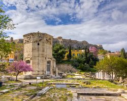 Římská agora a antická památka Věž větrů, která sloužila jako vodní a sluneční hodiny.