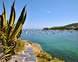 Pobřeží přístavního Cadaqués