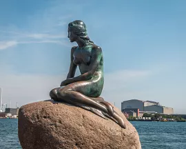 Socha malé mořské víly na motivy známé pohádky od Hanse Christiana Andersena.