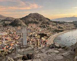 Městečko Copacabana na břehu jezera Titicaca v Bolívii