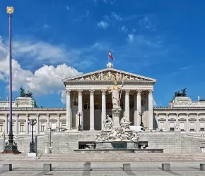 Sídlo vídeňského parlamentu v antickém stylu To nejlepší z Vídně + BUDAPEŠŤ