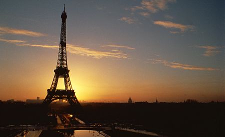 Eiffelova věž při západu slunce
