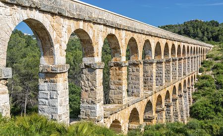 Starověký akvadukt "Pont del Diable"