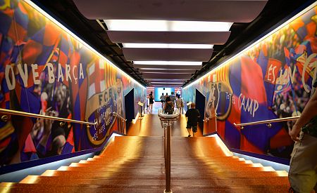 Tunel pro fotbalisty na stadioně Camp Nou