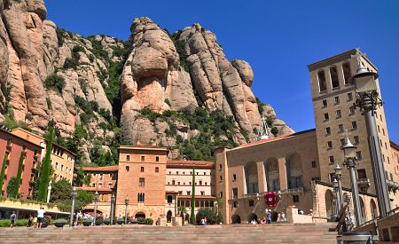 Benediktinský klášter na Montserratu obklopený nádhernými skalními masivy