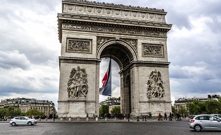 Francouzská vlajka značí blížící se oslavy v Paříži