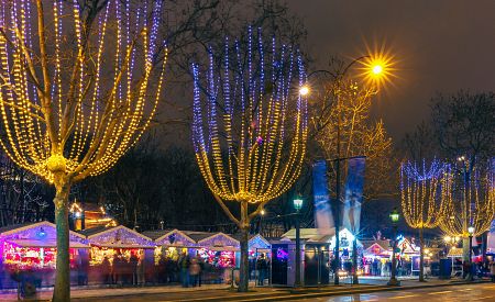 Vánočně vyzdobený bulvár Champs Elysées
