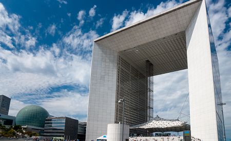 Dominantou moderní čtvrti La Défense je Archa
