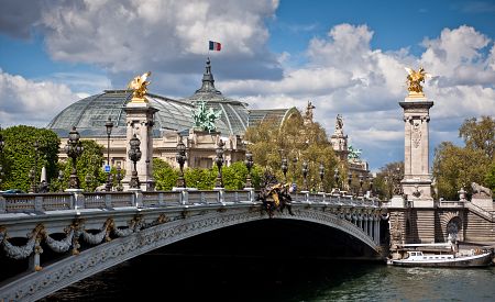 Most Alexandra III. a Grand Palais v pozadí