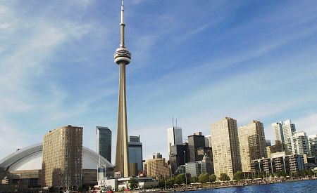 Světoznámá CN Tower ční nad Torontem