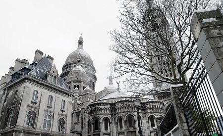 Kouzelně zasněžená bazilika Sacré Coeur