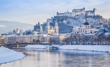 Pohled na historické město Salzburg s řekou Salicí