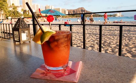 Nedali byste si koktejl na havajské pláži?