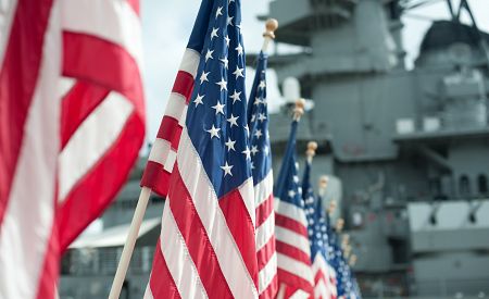 Americké vlajky na památníku v Pearl Harbor