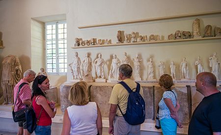 Obdivujeme exponáty v muzeu v Epidauru