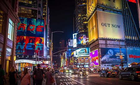Naši cestovatelé při noční procházce po Times Square