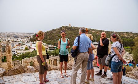 Průvodkyně Míša s našimi cestovateli na Akropoli