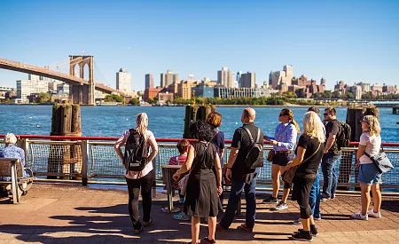 Naši cestovatelé se kochají krásou Brooklynského mostu