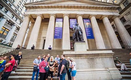 Naši cestovatelé před Federal Hall