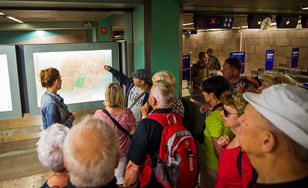 Průvodce António ukazuje našim cestovatelům fungování lisabonského metra