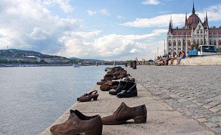 Pomník obětem nacismu na nábřeží Dunaje